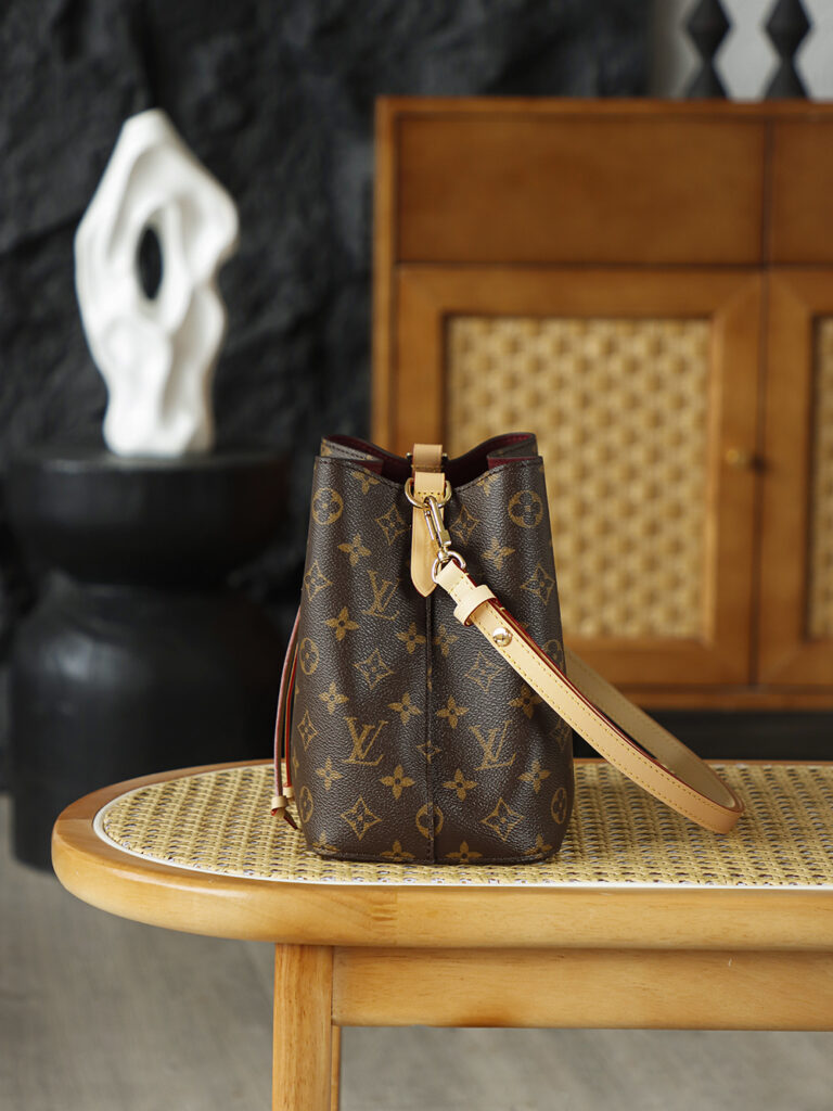 Bolsa Noe BB bucket em canvas Monogram 2