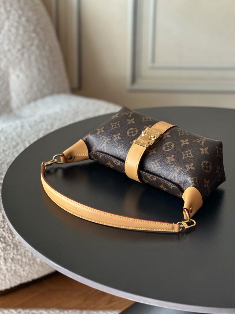 Bolsa Pochette Mia em canvas Monogram 2