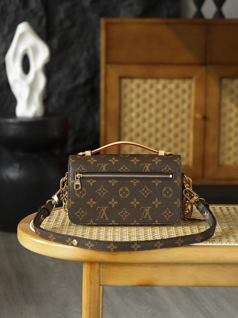 Bolsa Pochette Metis East West em canvas Monogram 2