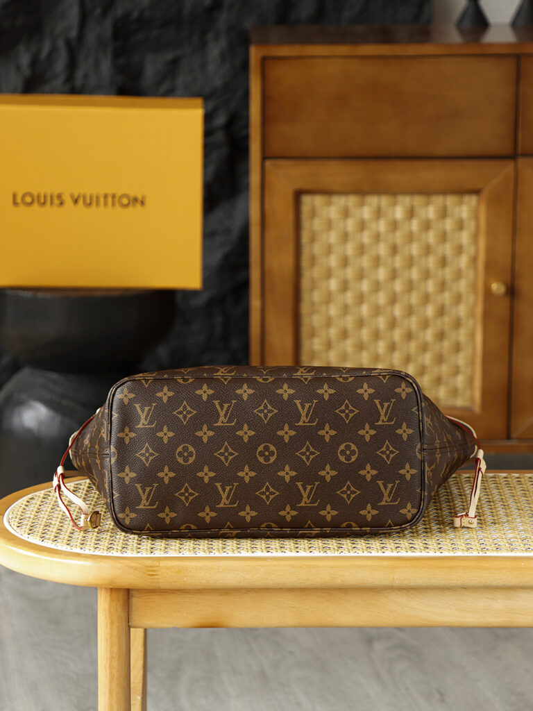 Bolsa Neverfull MM Monogram com interior bege 2