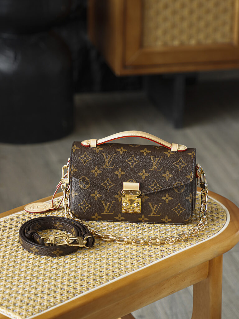 Bolsa Pochette Metis East West em canvas Monogram 3