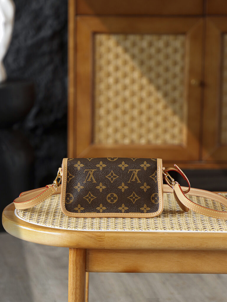 Bolsa Nano Diane em canvas Monogram 3