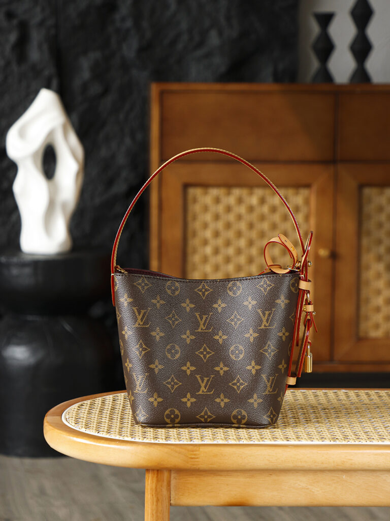 Bolsa All In BB bucket em canvas Monogram 4