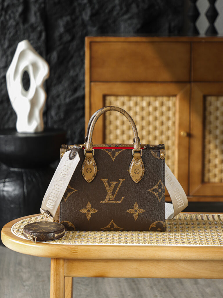 Bolsa Onthego PM em canvas Monogram Reverse 4