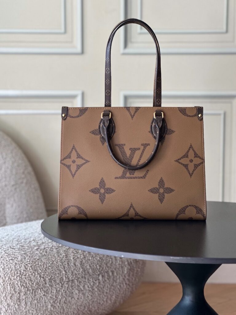 Bolsa Onthego MM em canvas Monogram Reverse 4