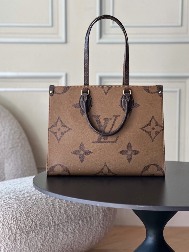 Bolsa Onthego MM em canvas Monogram Reverse 4