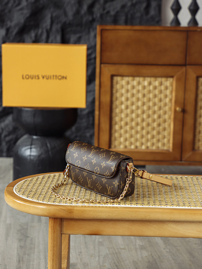 Bolsa Wallet on Chain Ivy em canvas Monogram 4