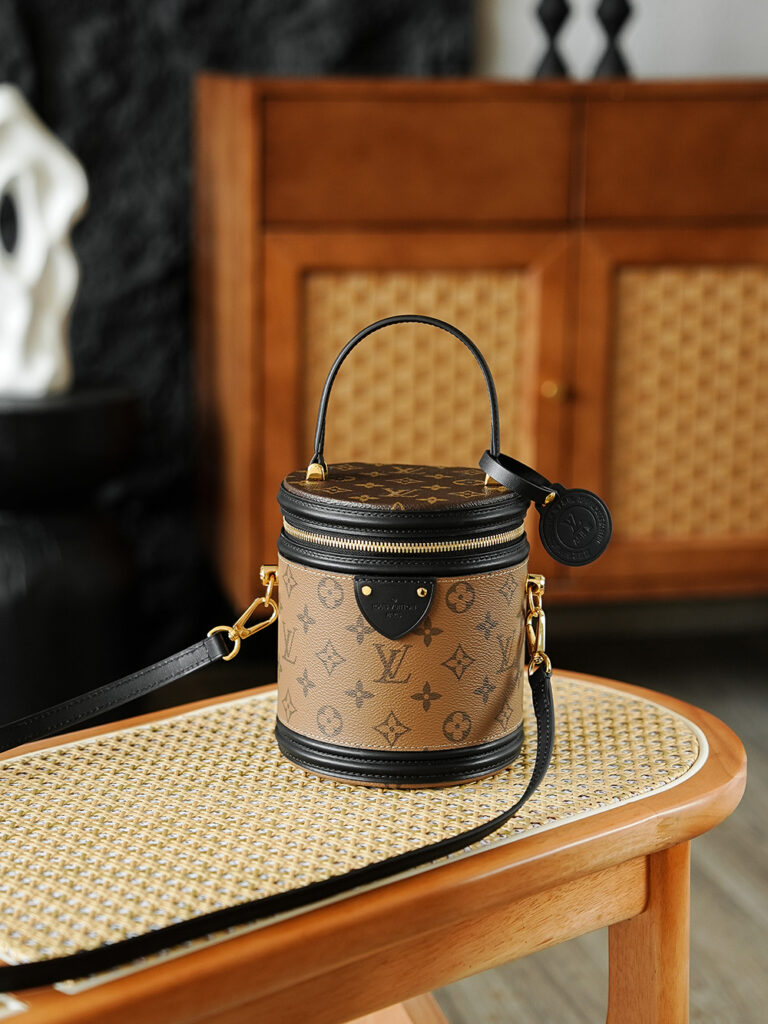 Bolsa Cannes cilindrica em canvas Monogram Reverse 4