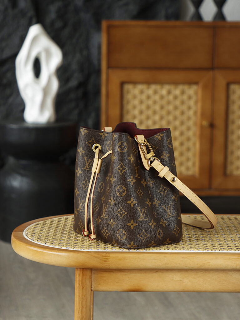 Bolsa Noe BB bucket em canvas Monogram 4