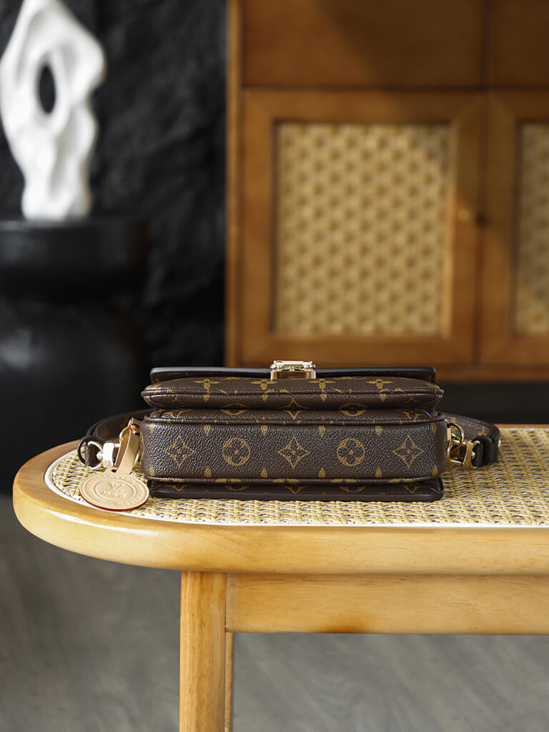 Bolsa Pochette Metis East West em canvas Monogram 4