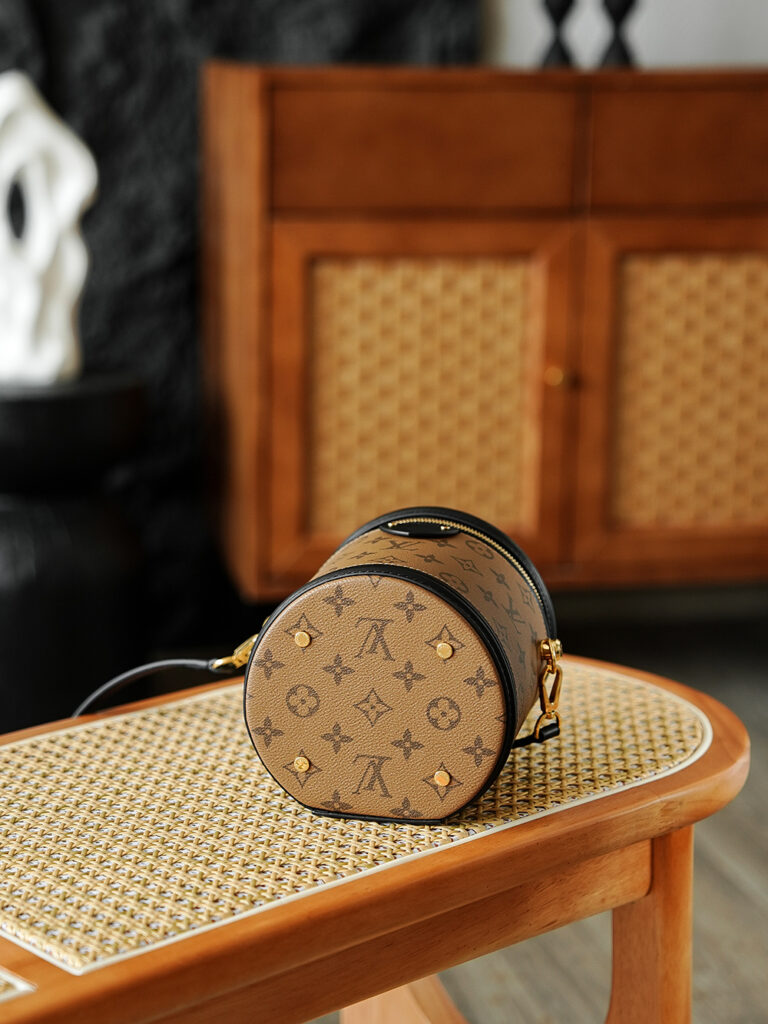 Bolsa Cannes cilindrica em canvas Monogram Reverse 5