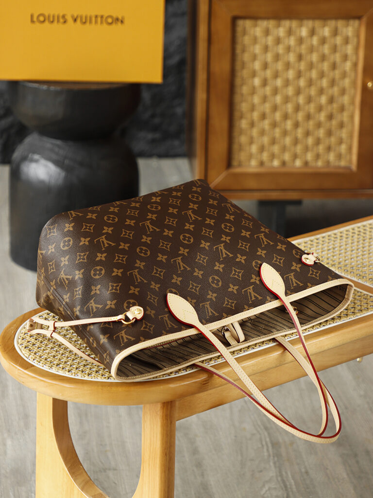 Bolsa Neverfull MM Monogram com interior bege 5