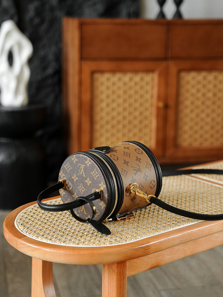 Bolsa Cannes cilindrica em canvas Monogram Reverse 6