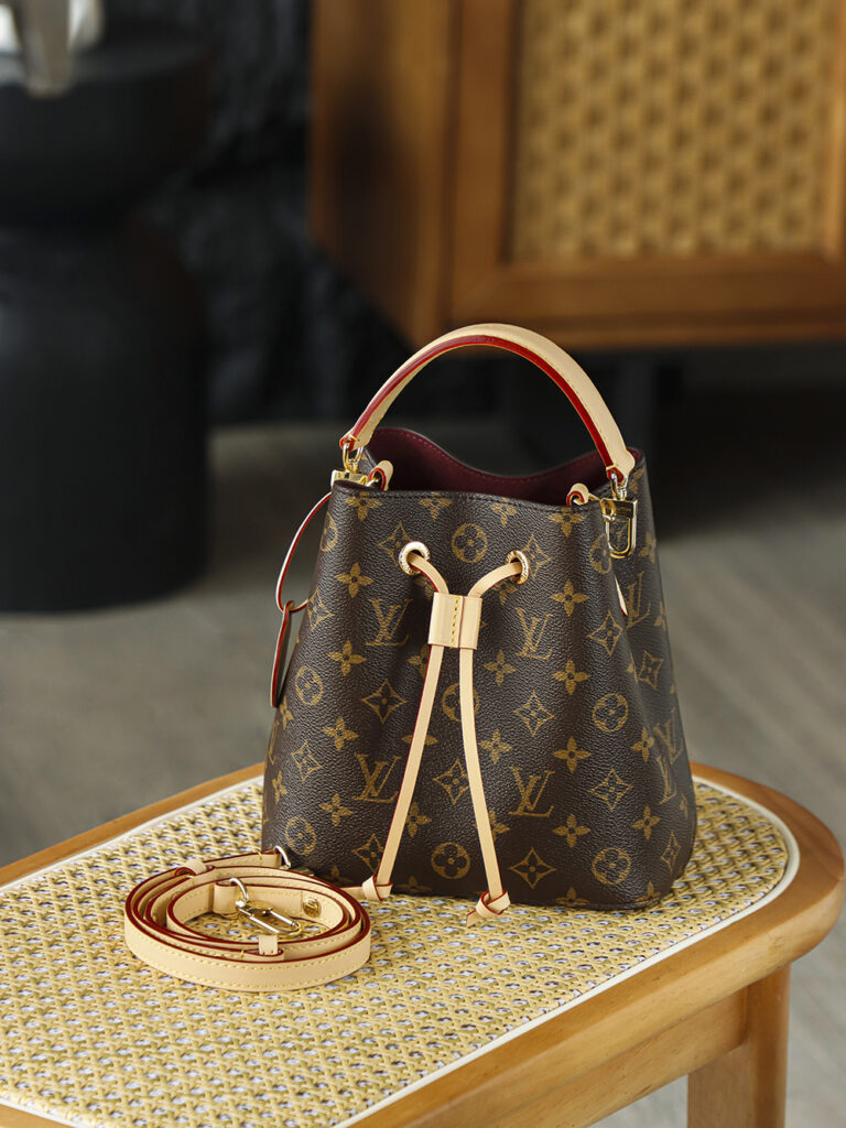 Bolsa Noe BB bucket em canvas Monogram 6