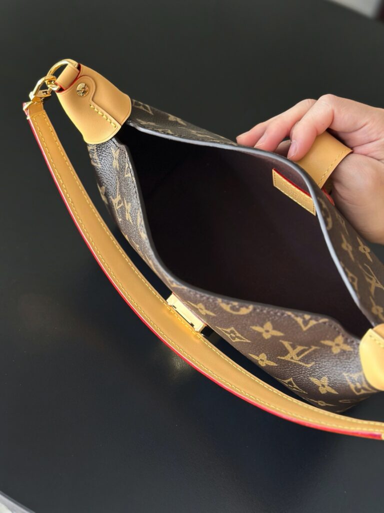Bolsa Pochette Mia em canvas Monogram 6