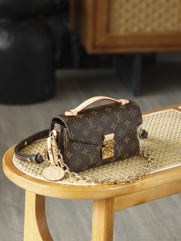 Bolsa Pochette Metis East West em canvas Monogram 6