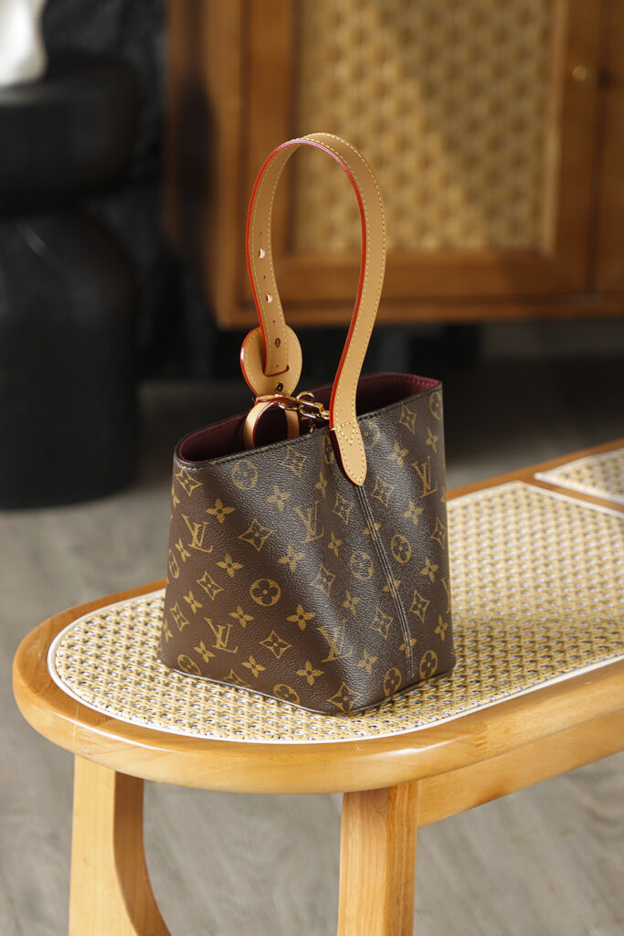 Bolsa All In BB bucket em canvas Monogram 7