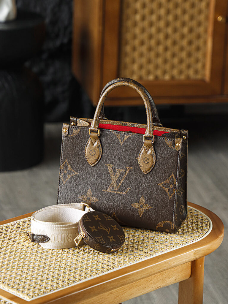 Bolsa Onthego PM em canvas Monogram Reverse 7
