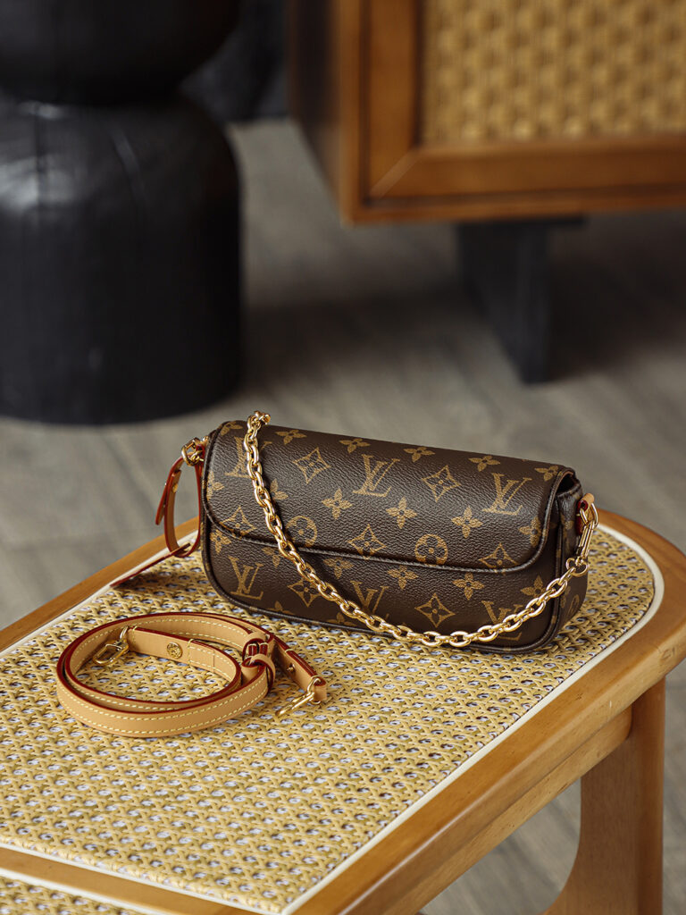 Bolsa Wallet on Chain Ivy em canvas Monogram 7