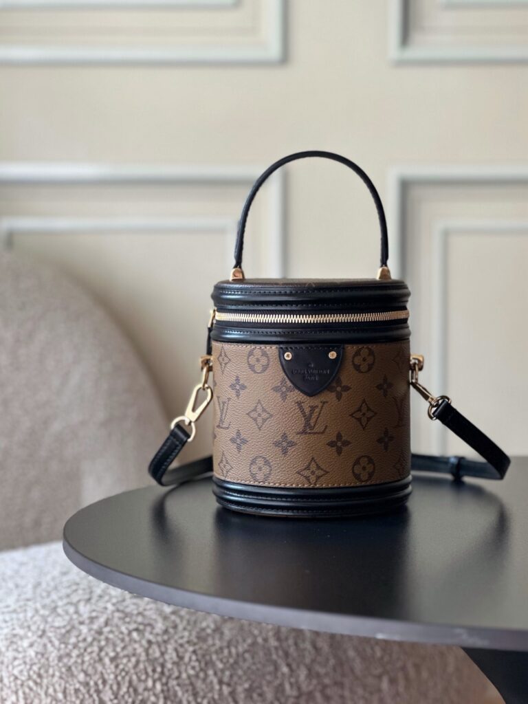 Bolsa Cannes cilindrica em canvas Monogram Reverse 7