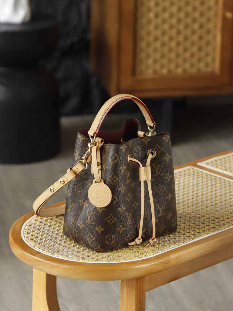 Bolsa Noe BB bucket em canvas Monogram 7