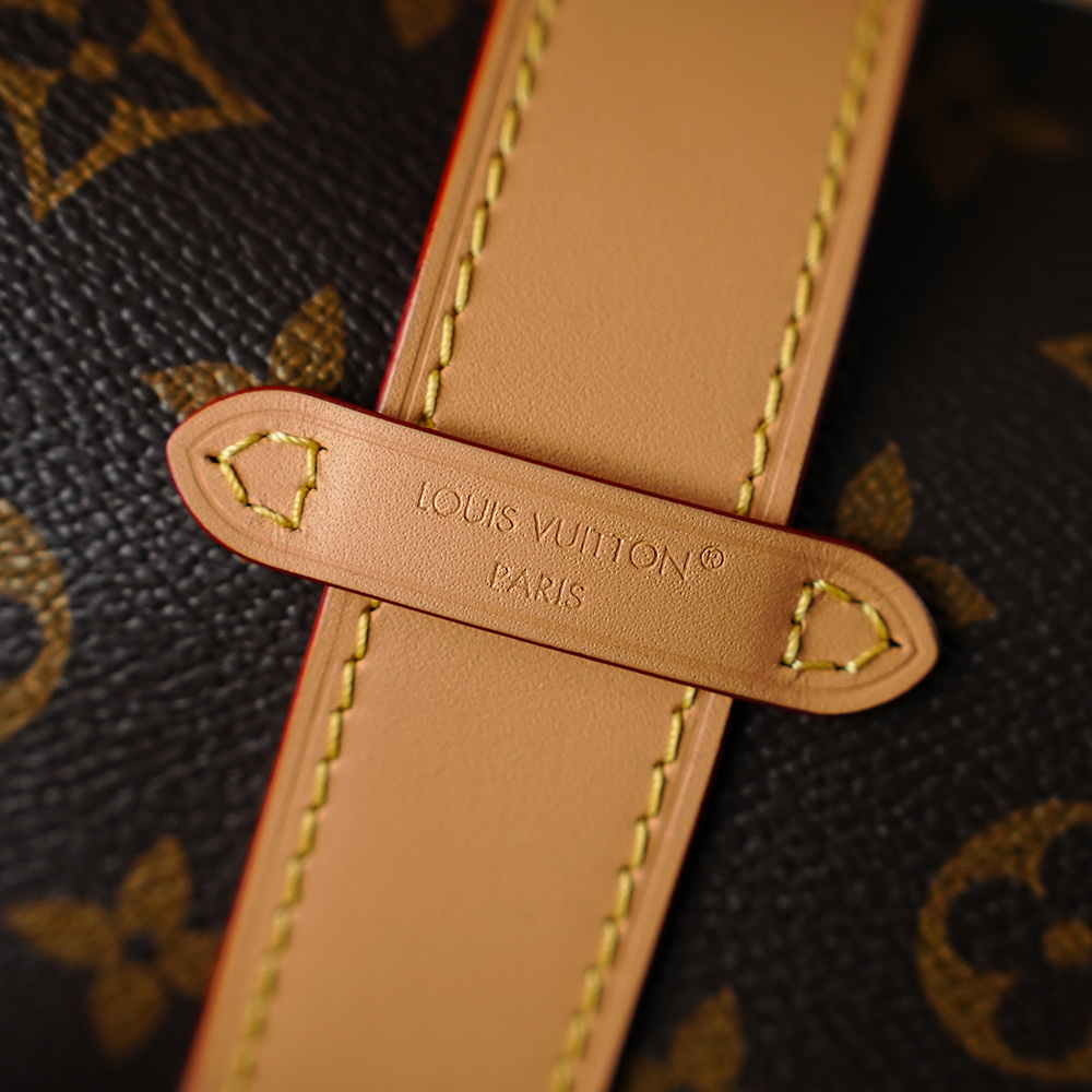 Bolsa Pochette Mia em canvas Monogram 7