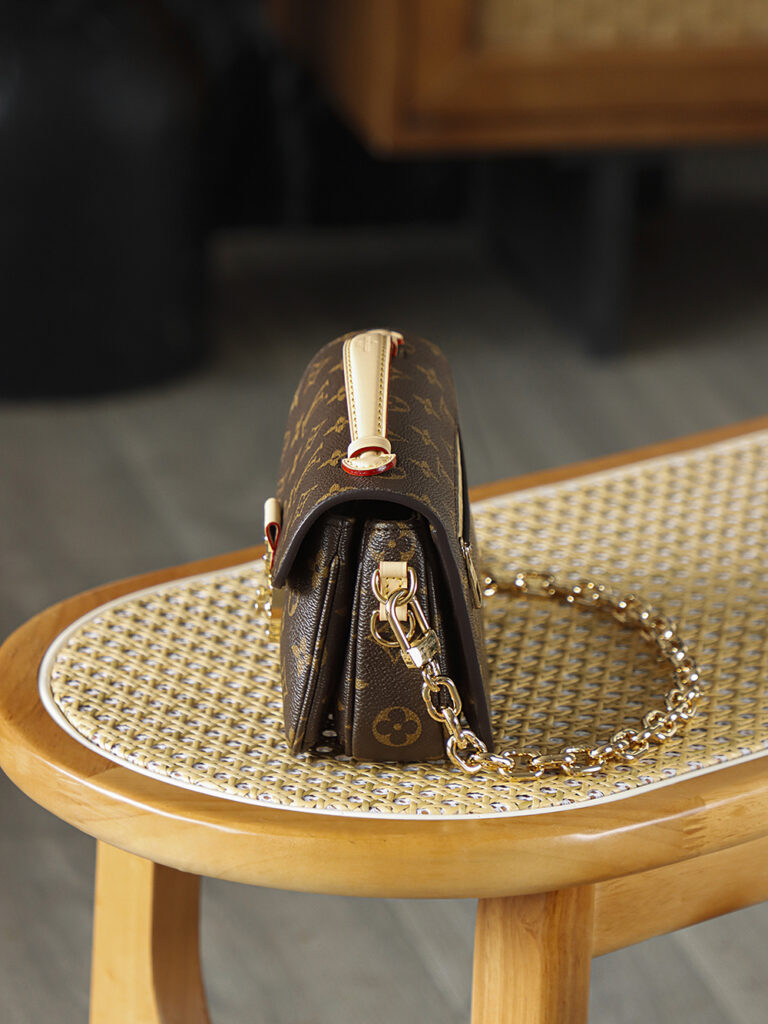 Bolsa Pochette Metis East West em canvas Monogram 7
