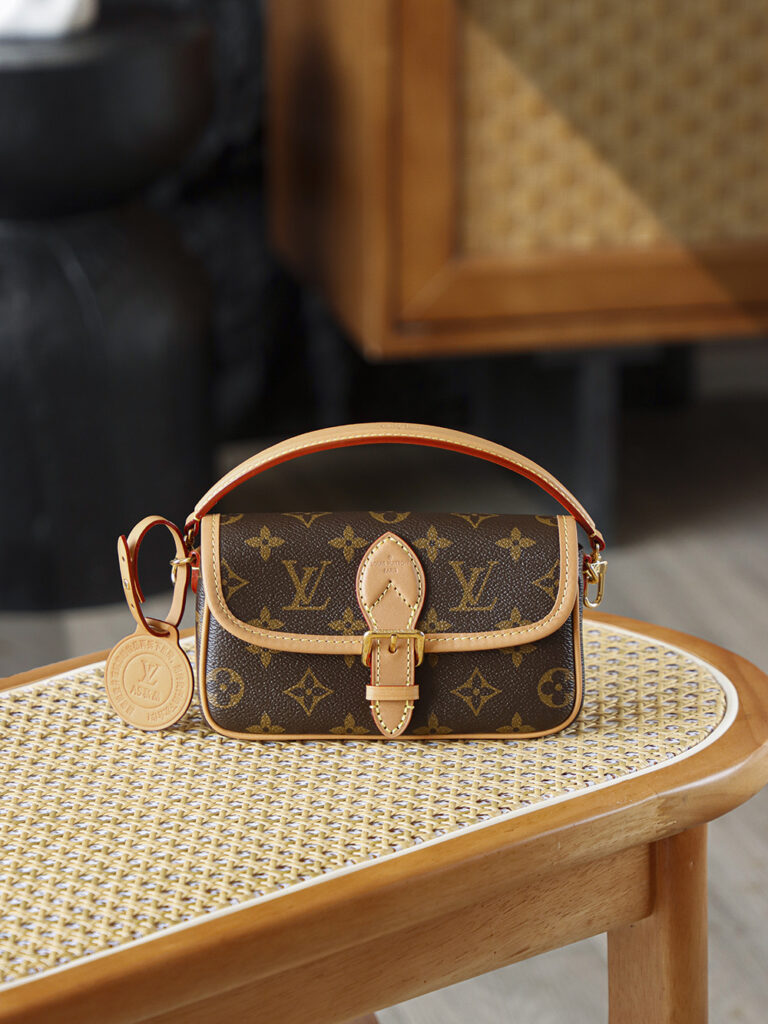 Bolsa Nano Diane em canvas Monogram 7