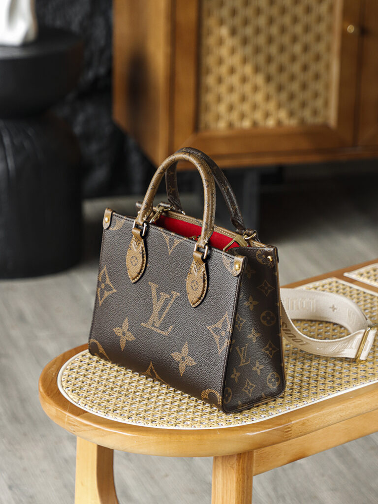 Bolsa Onthego PM em canvas Monogram Reverse 8