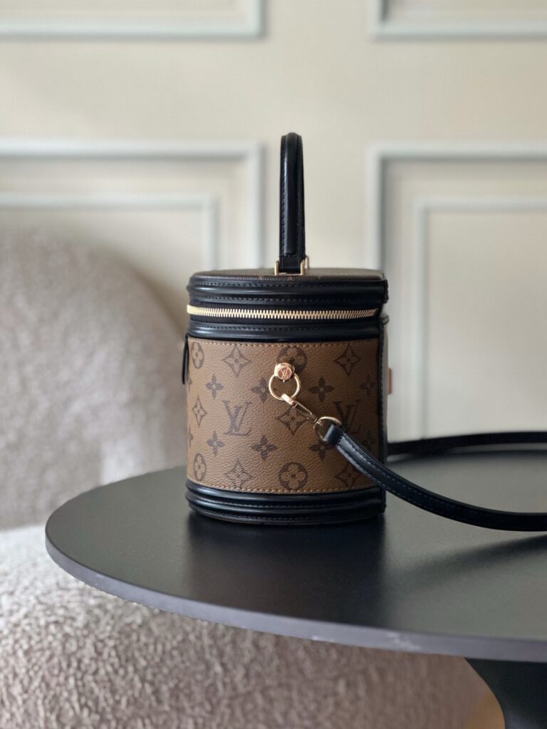 Bolsa Cannes cilindrica em canvas Monogram Reverse 8