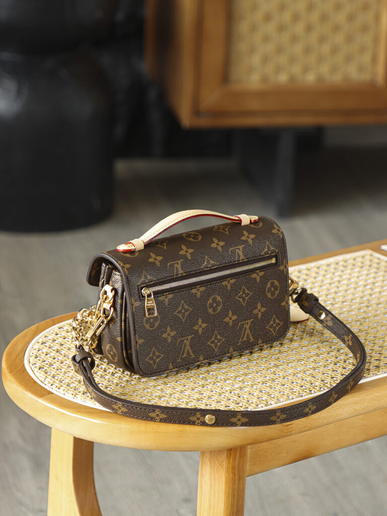 Bolsa Pochette Metis East West em canvas Monogram 8