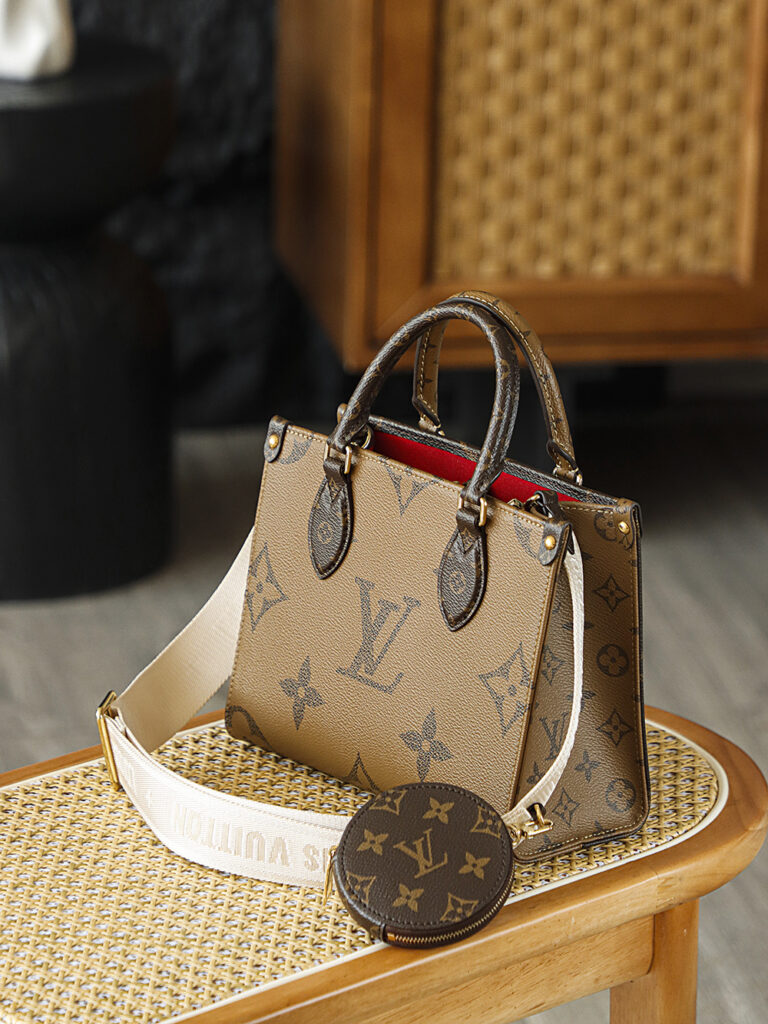 Bolsa Onthego PM em canvas Monogram Reverse 9