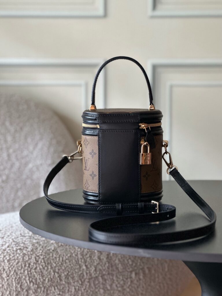 Bolsa Cannes cilindrica em canvas Monogram Reverse 9