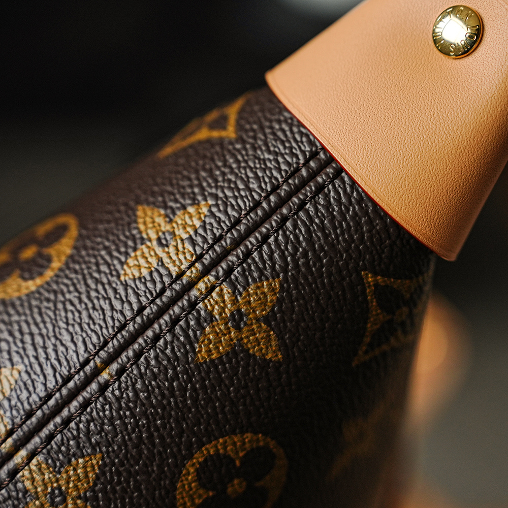 Bolsa Pochette Mia em canvas Monogram 9