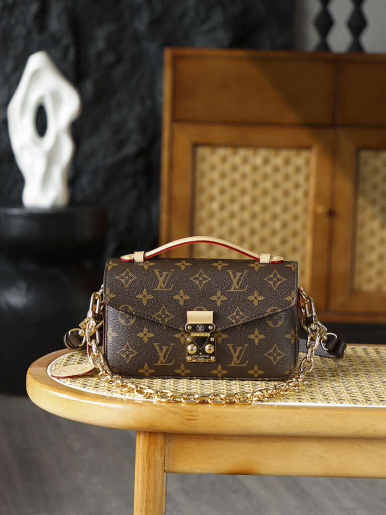 Bolsa Pochette Metis East West em canvas Monogram 9