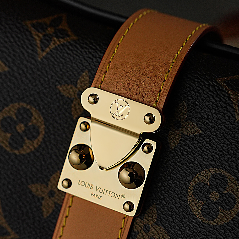Bolsa Pochette Mia em canvas Monogram 10