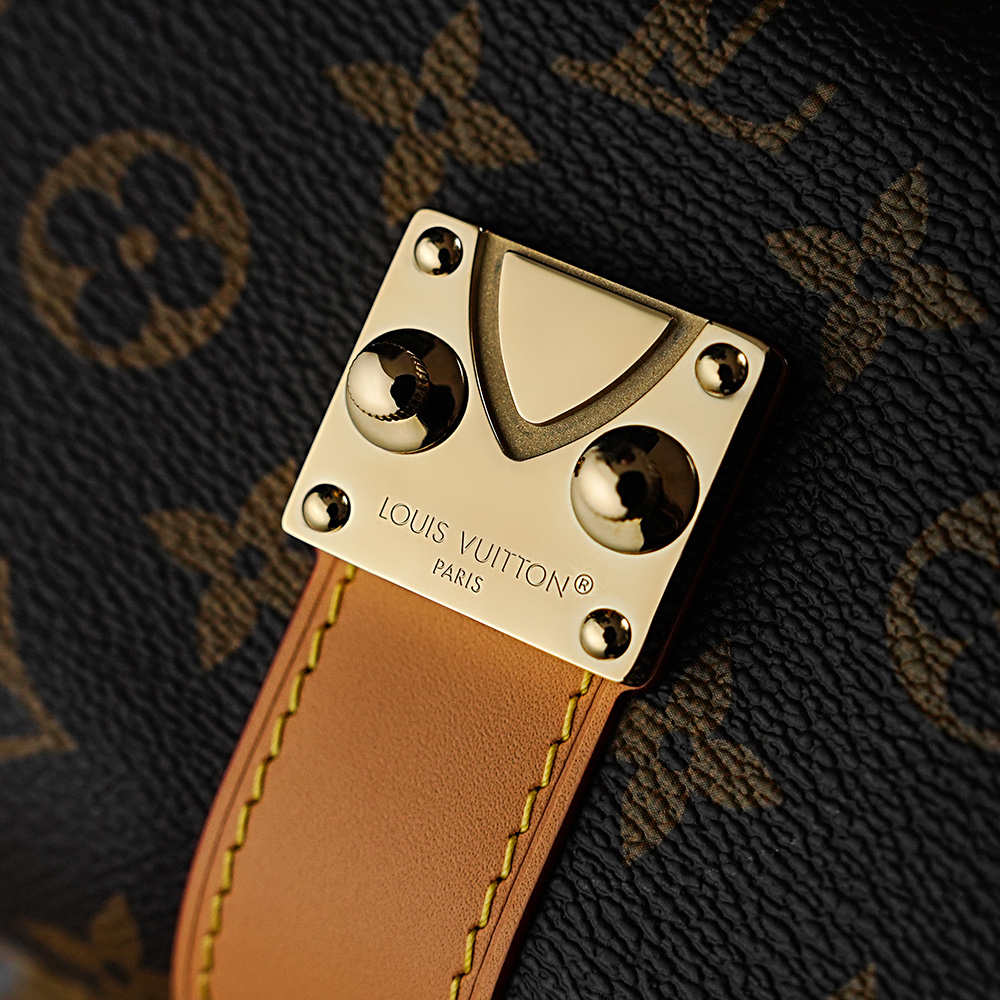 Bolsa Pochette Mia em canvas Monogram 11