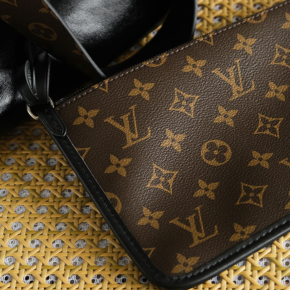 Bolsa CarryAll MM Black Monogram 12