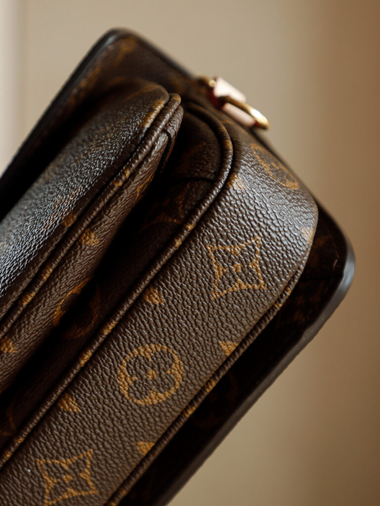 Bolsa Pochette Metis East West em canvas Monogram 12