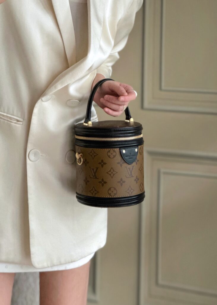 Bolsa Cannes cilindrica em canvas Monogram Reverse 13