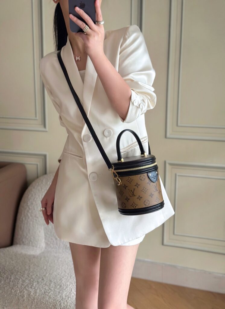 Bolsa Cannes cilindrica em canvas Monogram Reverse 15