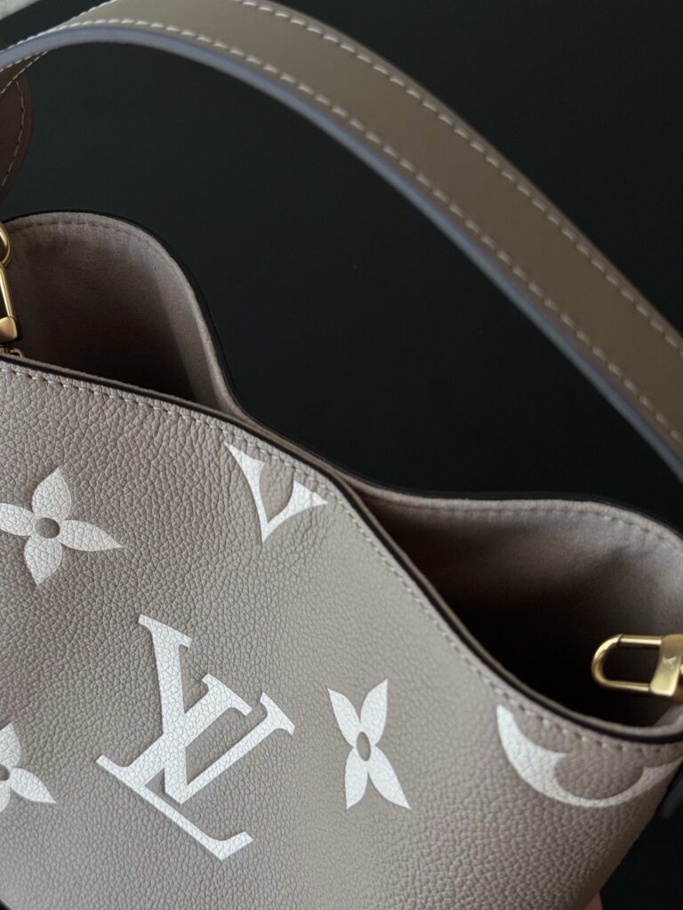 Bolsa All In BB Monogram Empreinte taupe e creme 15