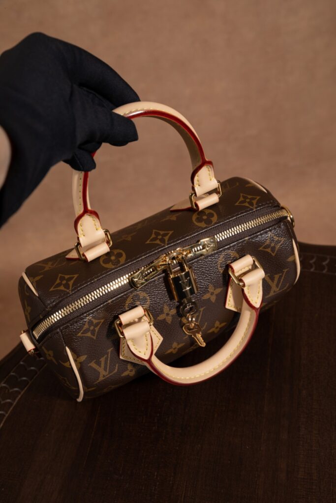Bolsa Speedy Bandouliere 20 Monogram com alca larga 16