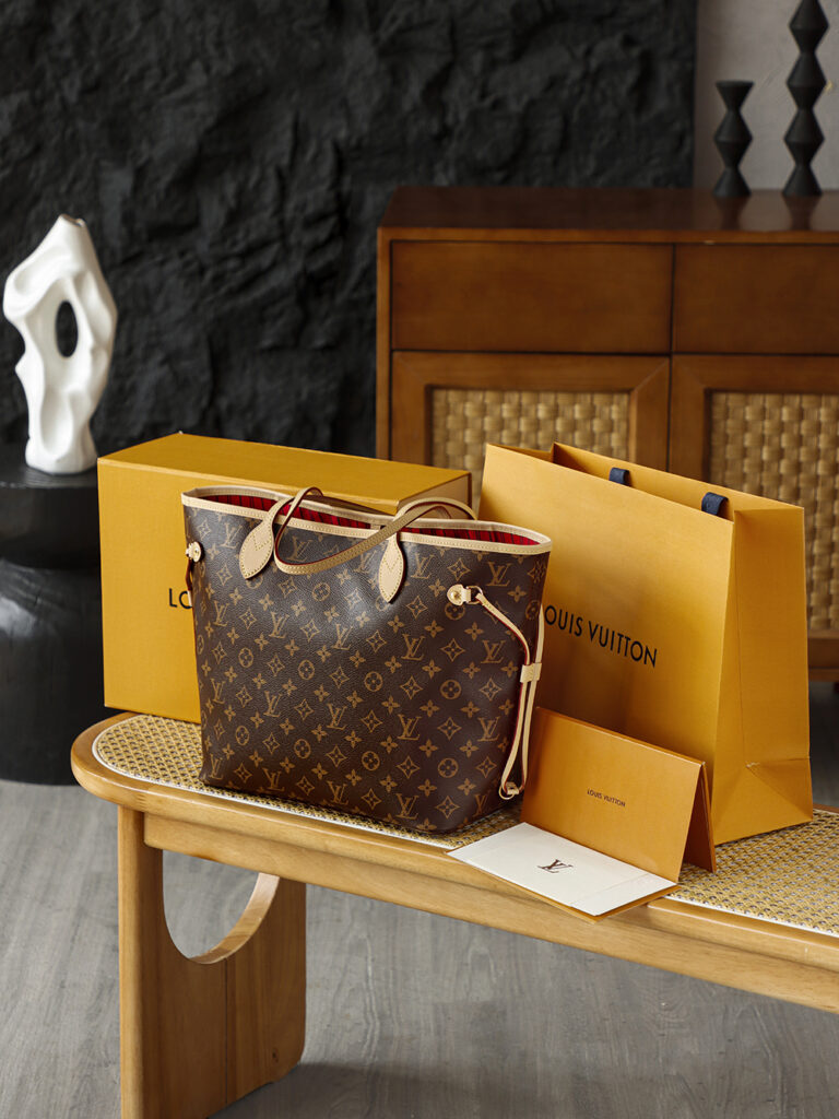 Bolsa Neverfull MM Monogram com interior vermelho cereja 17