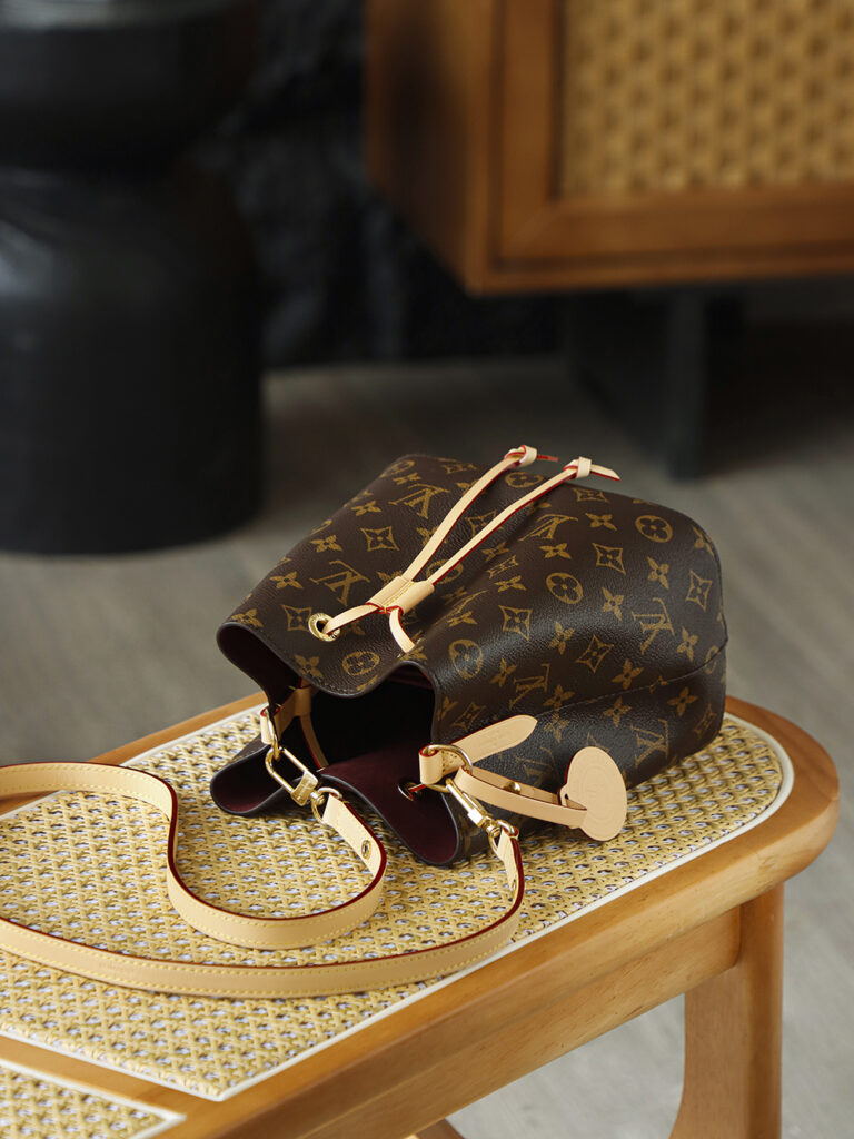 Bolsa Noe BB bucket em canvas Monogram 17