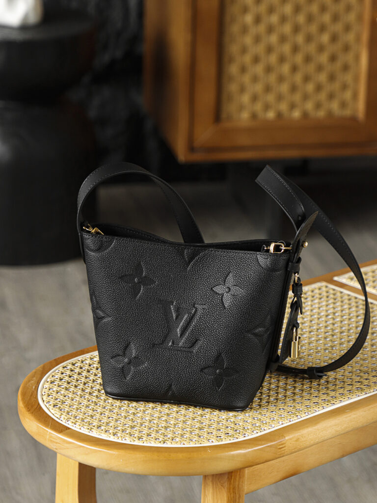 Bolsa All In BB Monogram Empreinte preta 17