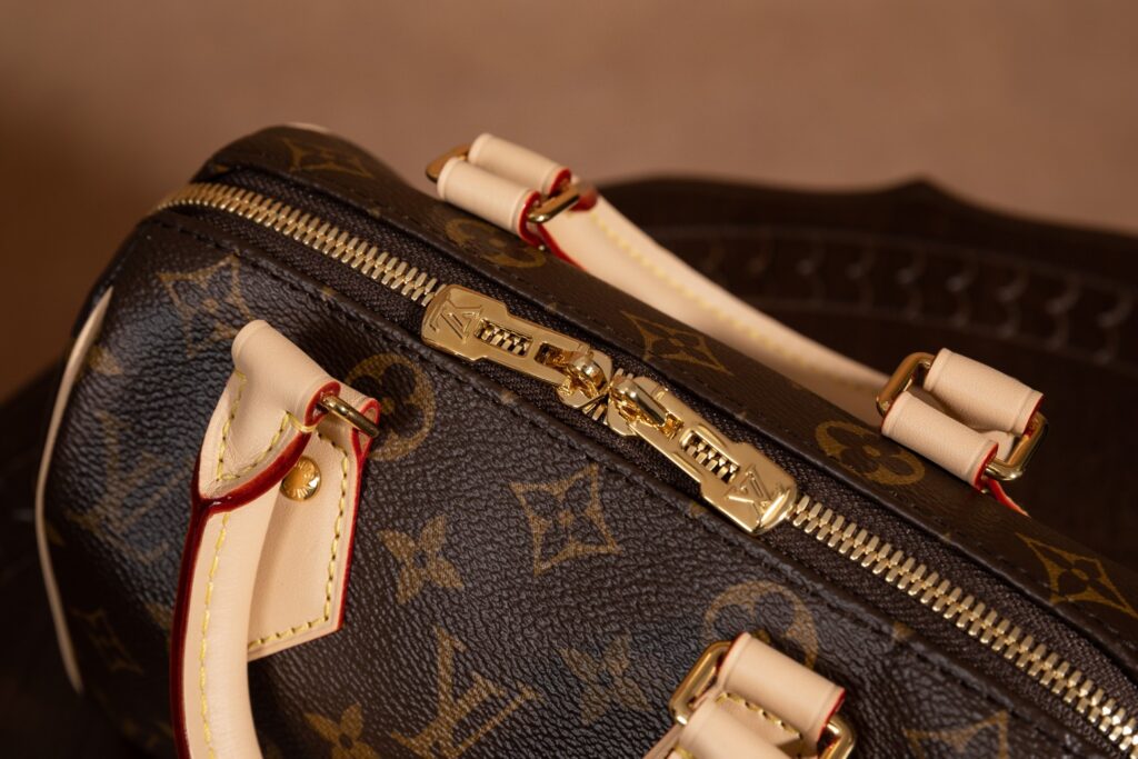 Bolsa Speedy Bandouliere 20 Monogram com alca larga 17