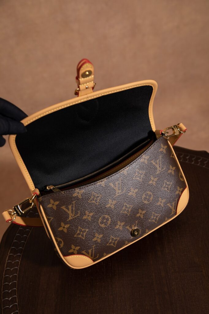 Bolsa Diane PM em canvas Monogram 17