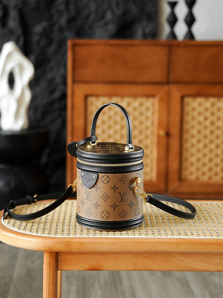 Bolsa Cannes cilindrica em canvas Monogram Reverse 17