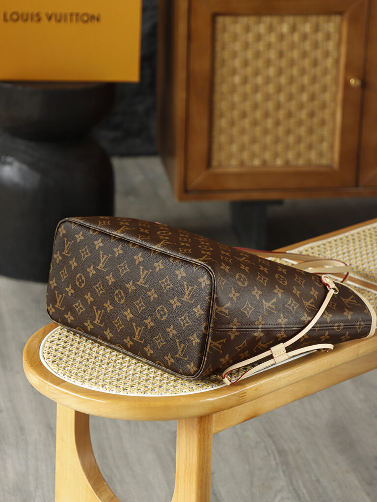 Bolsa Neverfull MM Monogram com interior bege 17
